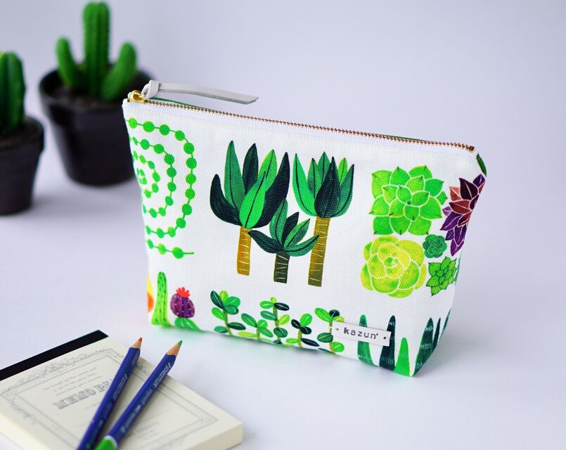 一点もの！デザイナーズ生地で作ったサボテン柄のマチ付きポーチ１・本革使用（サボテン×緑の帆布）