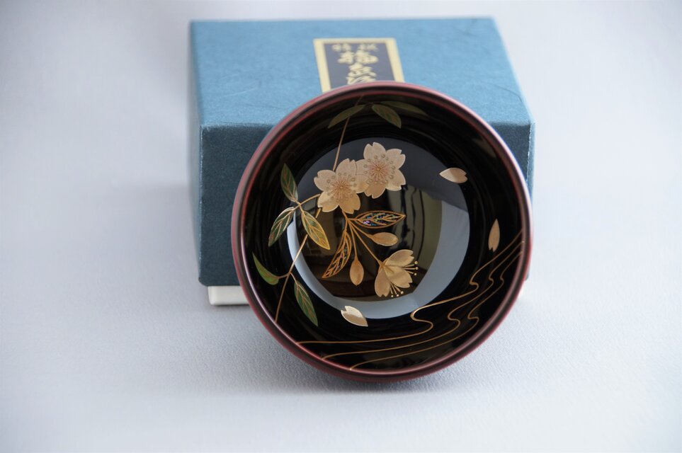 輪島塗ぐい吞み　溜塗　桜蒔絵　