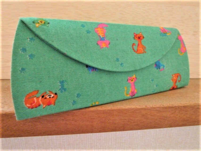 【受注制作】メガネケース（163）ちいさな猫ちゃん（グリーン）×リネン