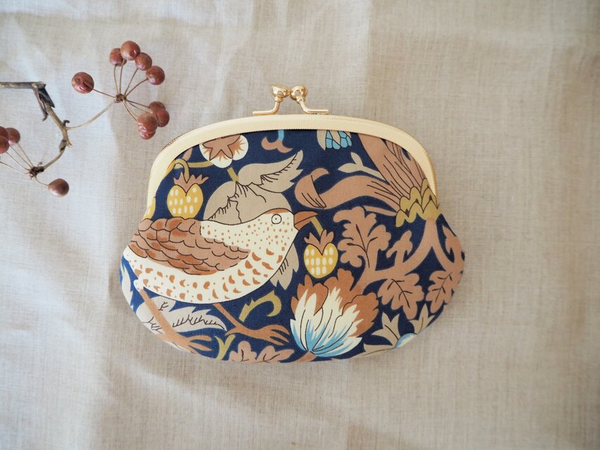 ラウンドがま口　「StrawberryThief」