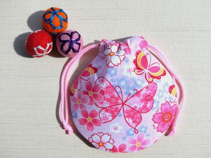 ミニ巾着　和柄蝶々　ピンク色　　御守り　小物収納　プレゼントにも　