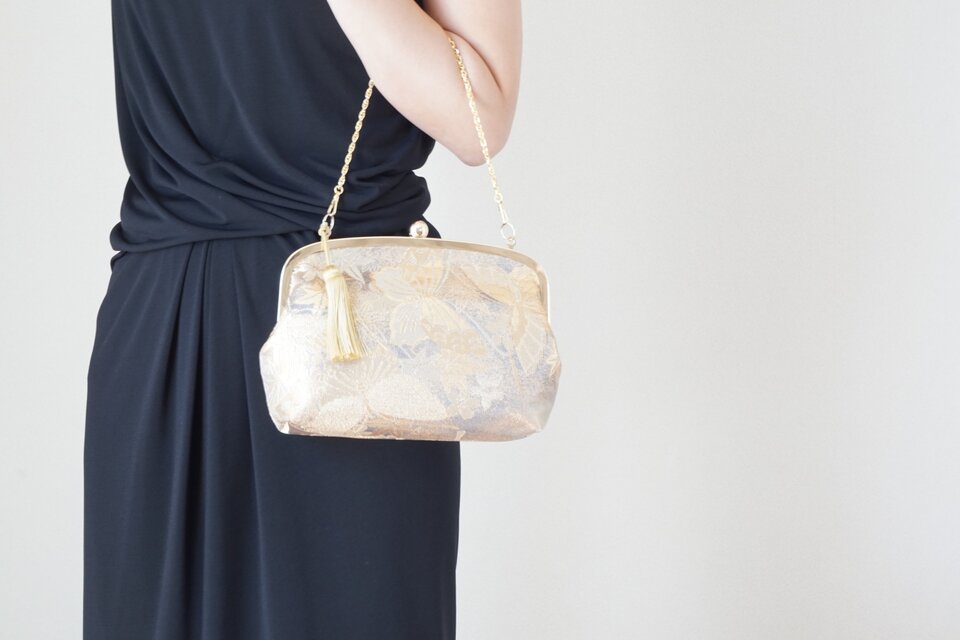 結婚式、パーティー、着物、日常使いに。蝶々　絹帯 ゴールド リメイク　やや大きめ　がま口 ハンドバック　黒、ゴールド