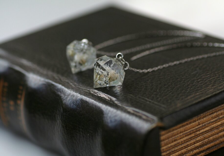 白色のかすみ草と銀箔のダイヤモンド型アメリカンピアス(イヤリング、ノンホールピアス可)