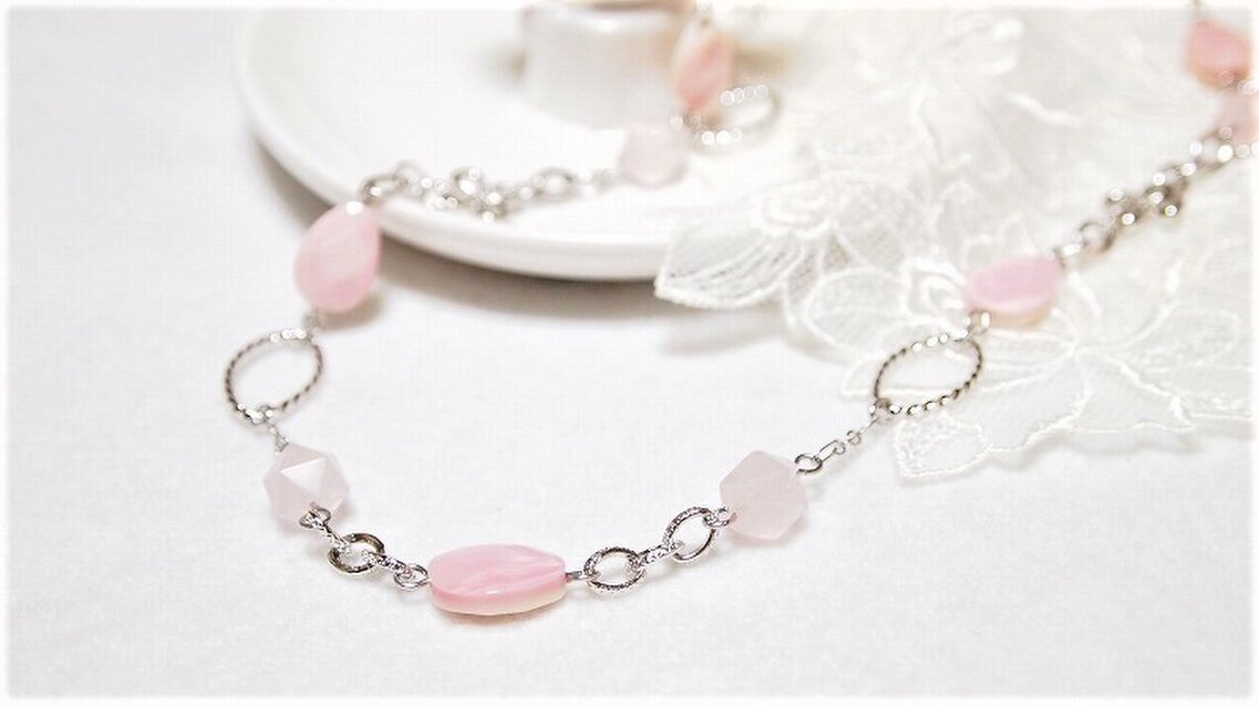 80cm* ピンクコンクシェル・ローズクォーツのフェミニンなフラワーロングネックレス