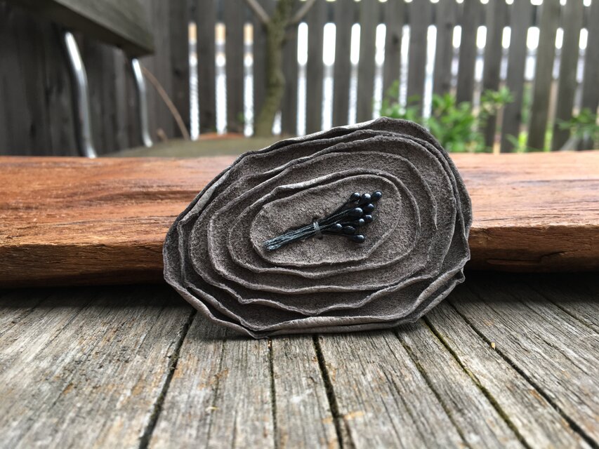 革花のブローチピン 金具4.5cm グレーb