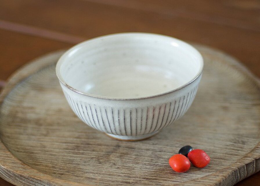 白い陶器のお茶碗（鎬）