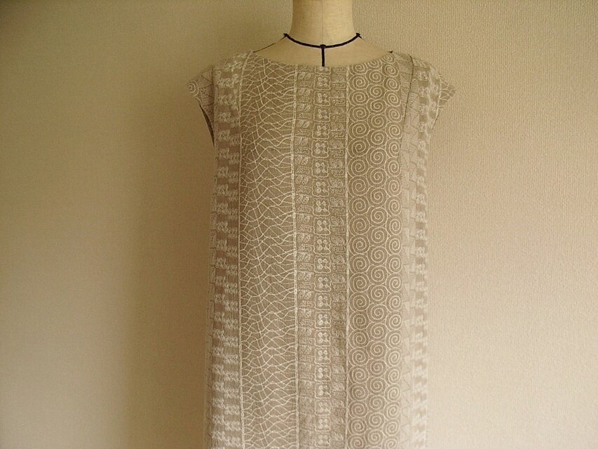 リネン刺繍地のフレンチスリーブワンピース