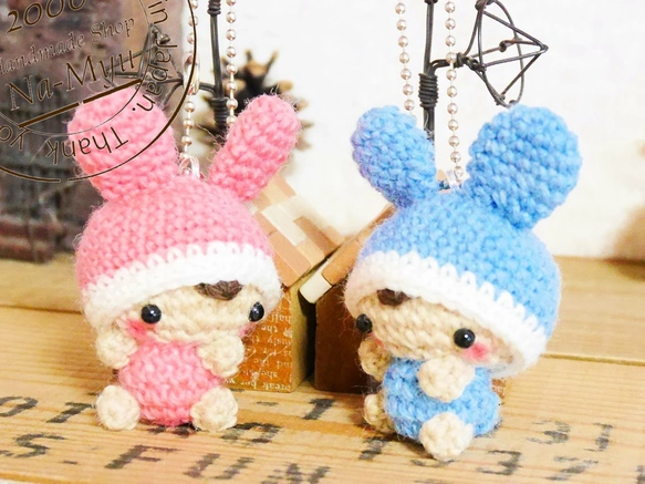 【受注制作】あみぐるみ★うさ耳帽子のベビーS・白縁パステル（S）／ボールチェーン