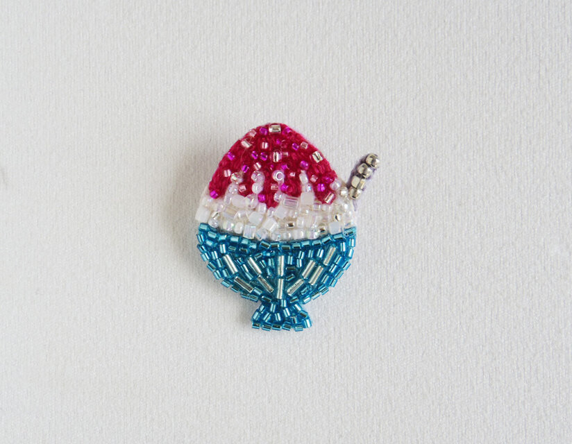 かき氷のブローチ　イチゴ味
