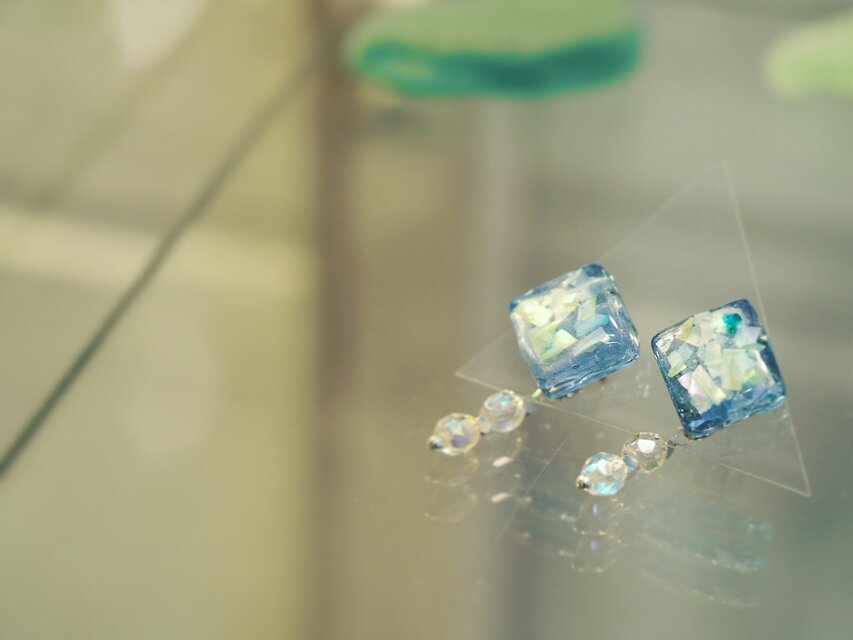 ＊ルミナスアクアブルー＊スクエアガラスとスワロフスキーピアス