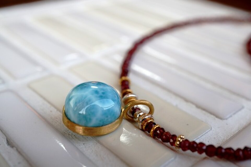 ラリマートップとガーネットのネックレス