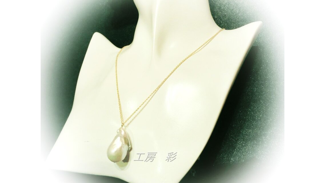 特大バロック型淡水パールのペンダント