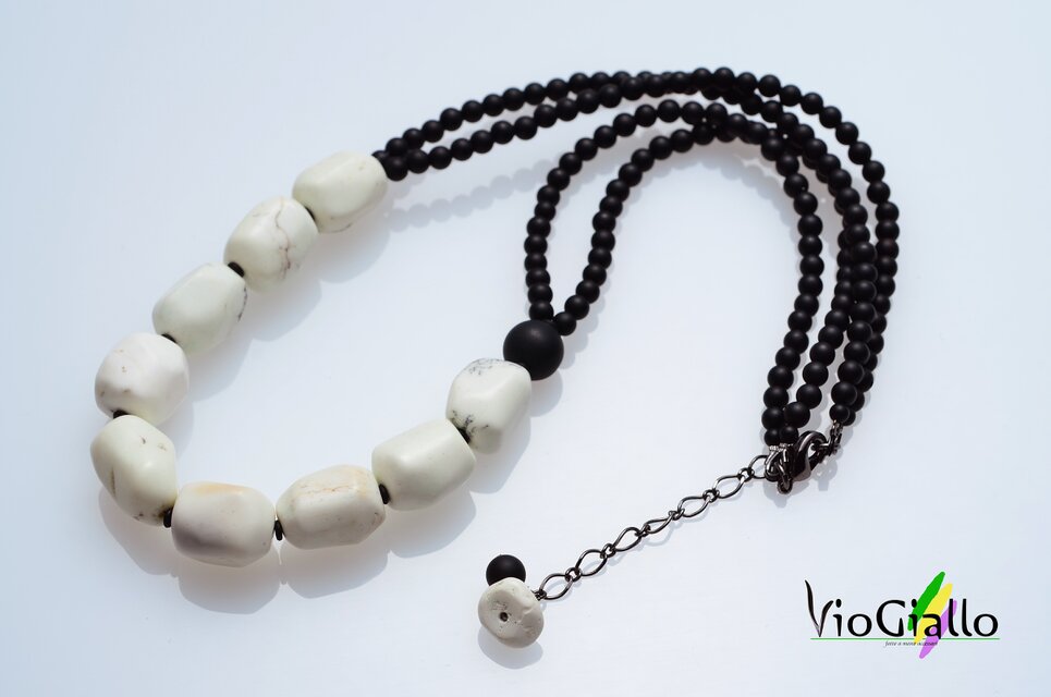 ハウライトとフロストオニキスのネックレス