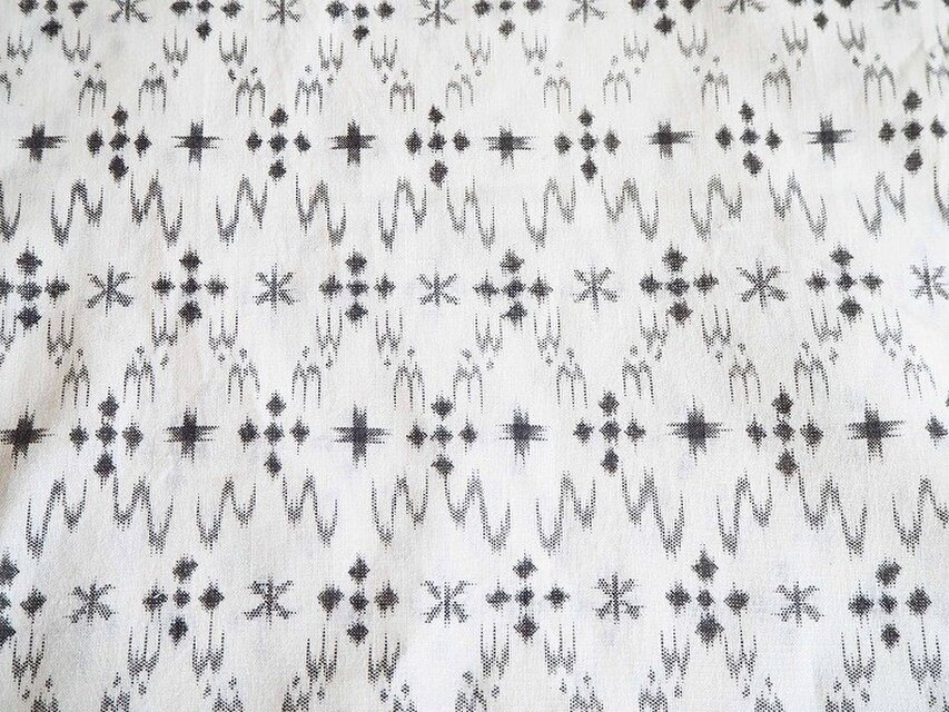 kh0019　琉球紋様のような白絣柄ハギレ140cm☆古布・古裂　/筒描き/型染め/藍染/