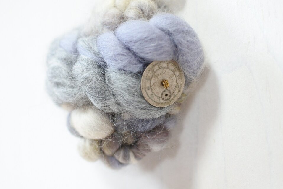 帽子にも合う weaving ブローチ (グレー)