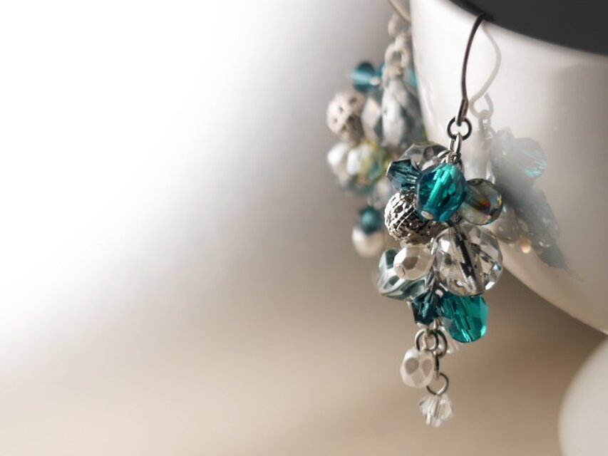 チェコガラス・ファイアポリッシュのじゃらじゃらピアス　ミルキーアクア