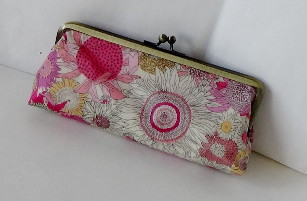 リバティ　ラミネート　スモールスザンヌ（ピンク）　がま口メガネ、ペンケース