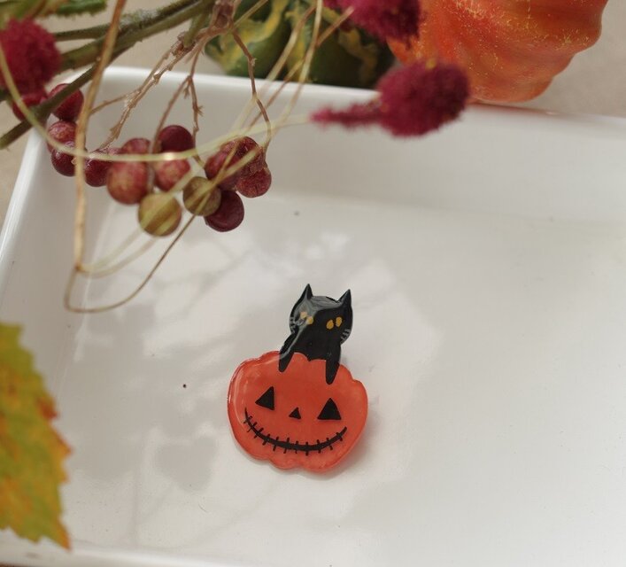 ハロウィンのブローチ　クロネコとパンプキン