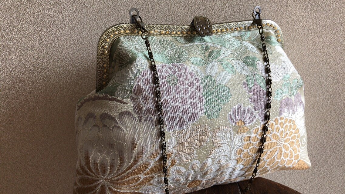 かぶせ口金バッグ・薄紫色菊柄帯地・2