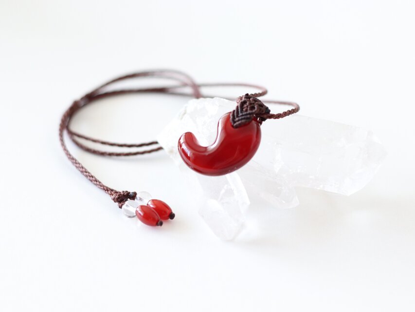 シンプルな首飾り✩✩勾玉レッドアゲート【マクラメネックレス・ペンダント・チョーカー】