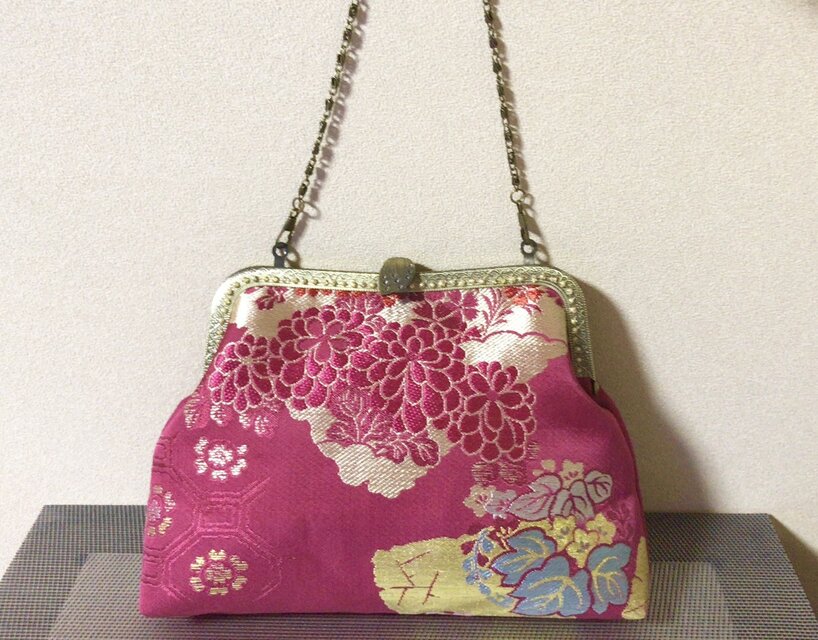 かぶせ口金バッグ・赤地に花柄の帯