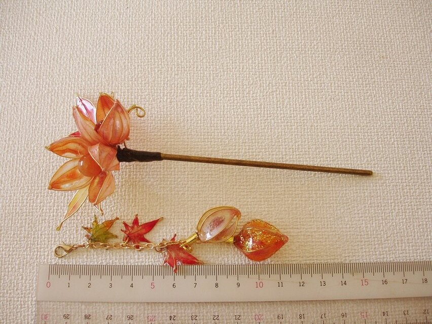 再販】秋へ（鬼灯と紅葉のかんざし） | iichi 日々の暮らしを心地よく
