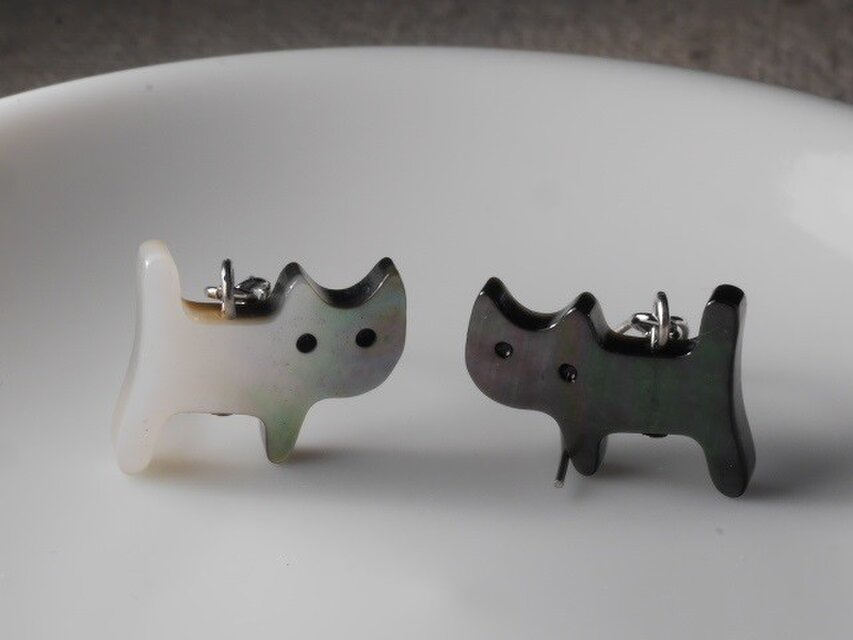 ブラックシェルのこねこピアス