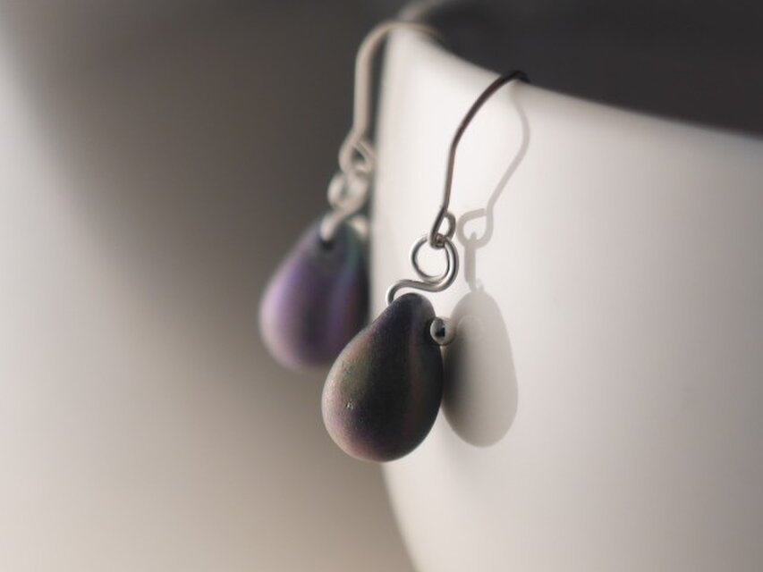 チェコガラスのしずくピアス あけびっぽい