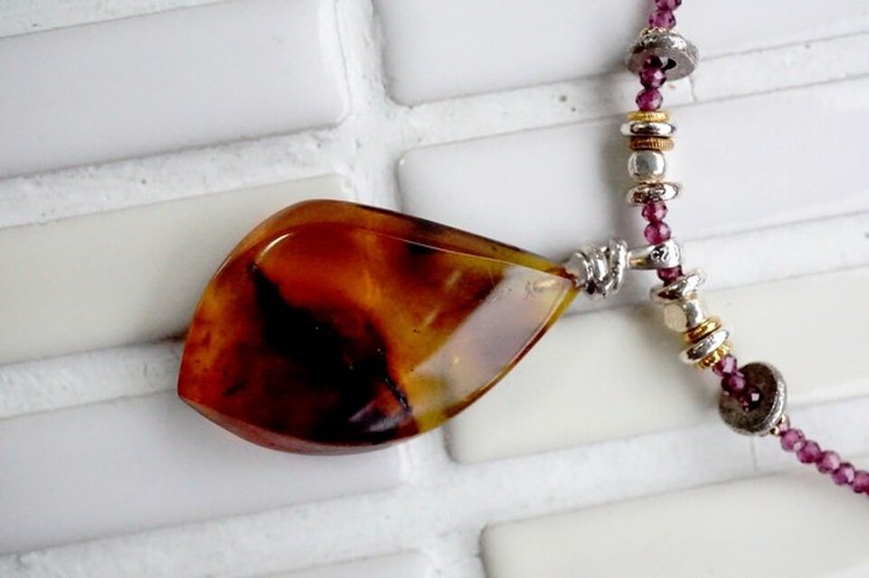 バルティックアンバートップとガーネットのネックレス