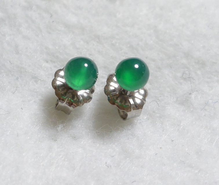 小粒グリーンオニキスのスタッドピアス（4mm・チタンポスト）