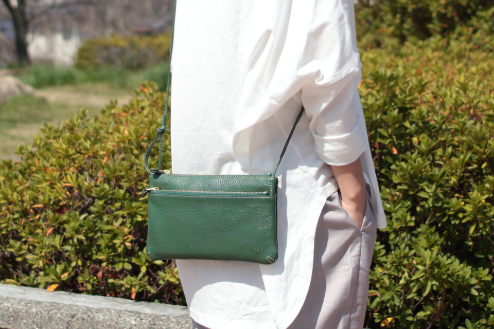 【長財布が入る】サコッシュ　姫路レザー　グリーン　牛革　ショルダーバッグ　薄型　ak-53nns