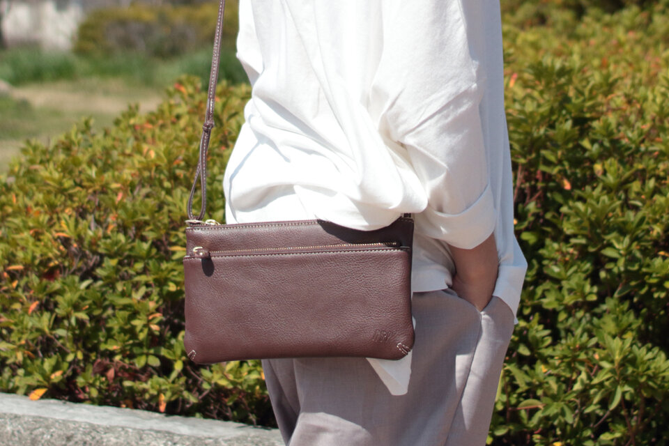 【長財布が入る】サコッシュ　姫路レザー　ブラウン　牛革　ショルダーバッグ　薄型　ak-53nns