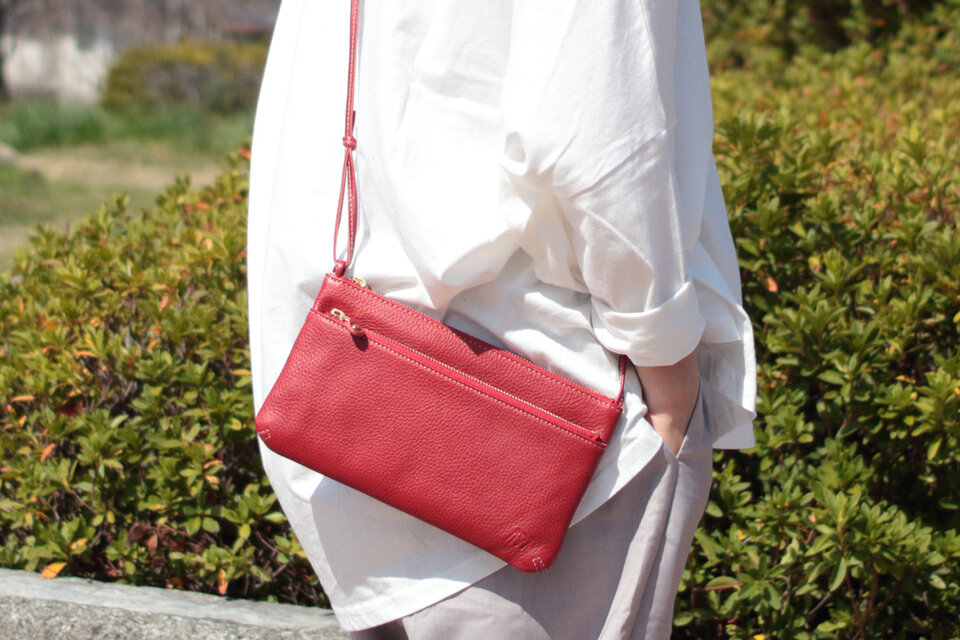 【長財布が入る】サコッシュ　姫路レザー　レッド　牛革　ショルダーバッグ　薄型　ak-53nns