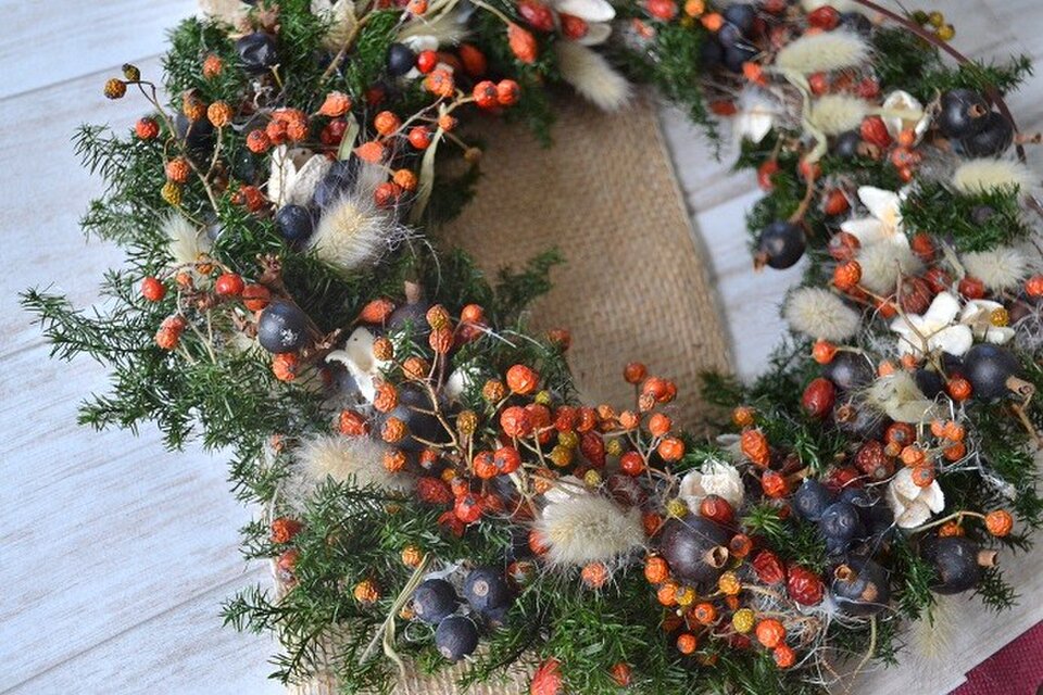 Xmas野バラの実とシャリンバイのwreath | iichi 日々の暮らしを