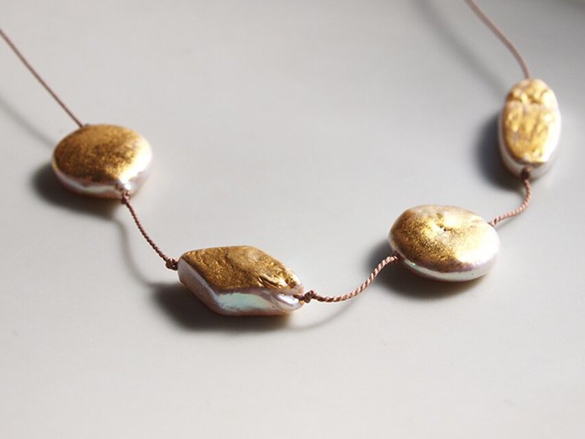 金箔とパールのネックレス／rhythm