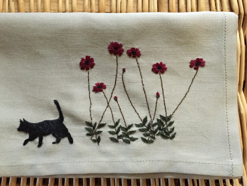ハンカチ チョコレートコスモスと黒猫の手刺しゅう