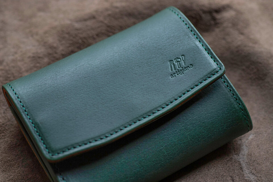 【小さな存在、大きな魅力】ショートギャルソンウォレット　二つ折り財布　ヌメ革　グリーン　aw-19hn