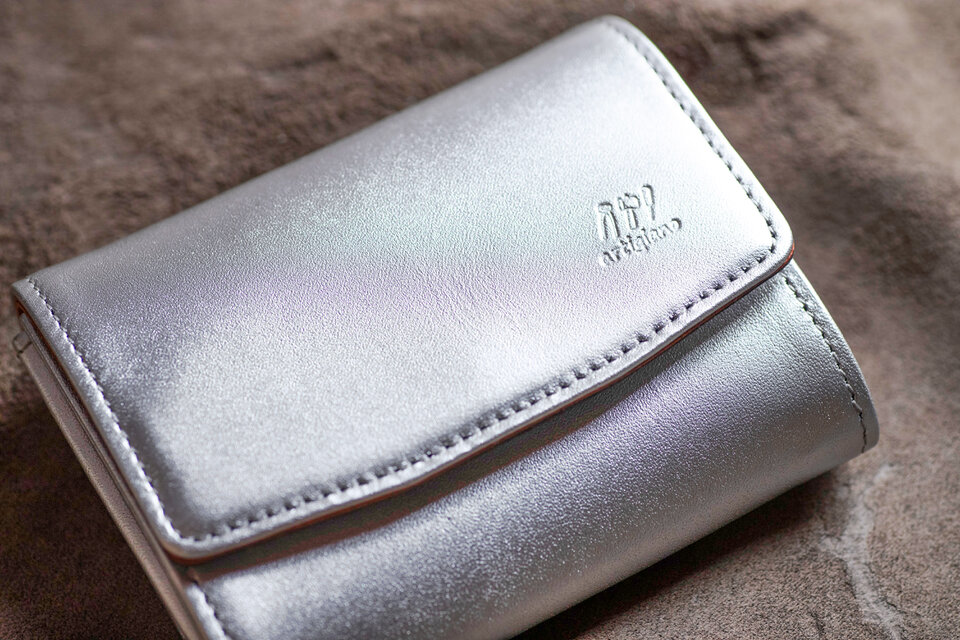 【小さな存在、大きな魅力】ショートギャルソンウォレット　二つ折り財布　ヌメ革　シルバー　aw-19hn