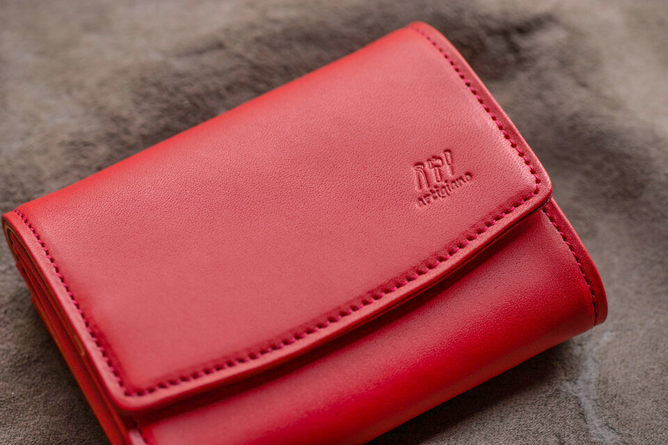 【小さな存在、大きな魅力】ショートギャルソンウォレット　二つ折り財布　ヌメ革　レッド　aw-19hn