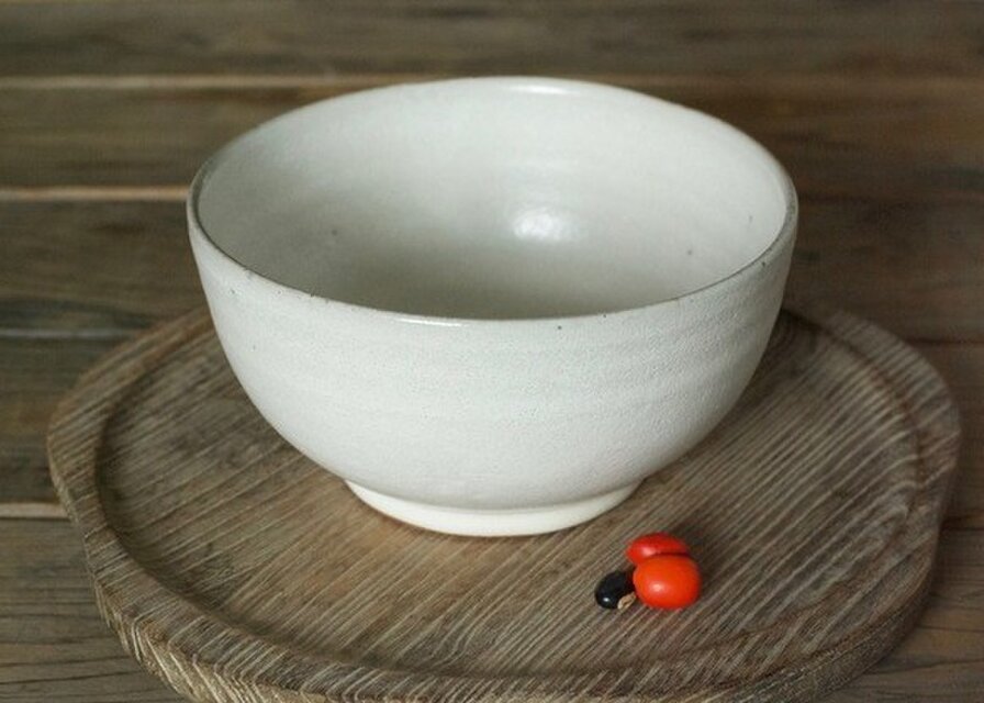 白い陶器のどんぶり