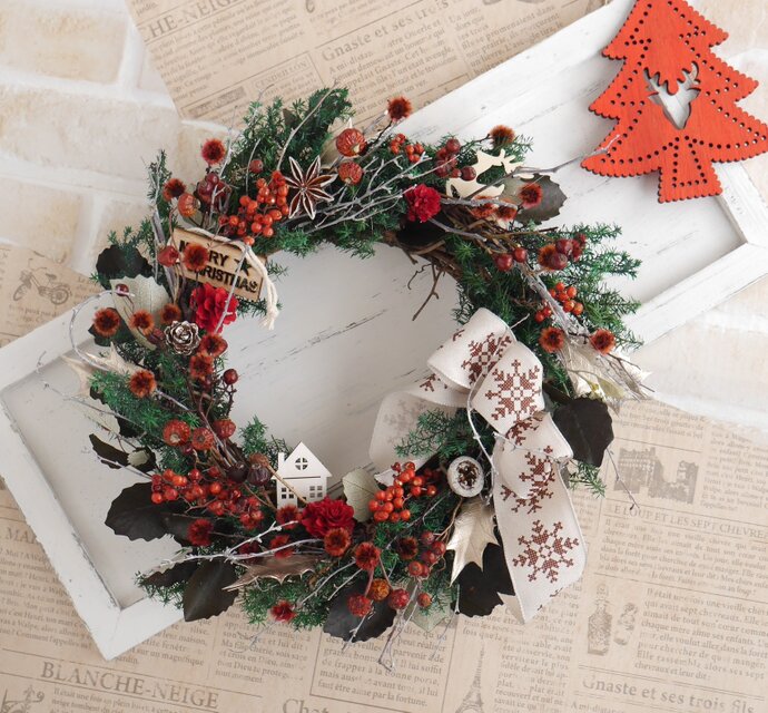 赤い実のクリスマスリース　白リボン