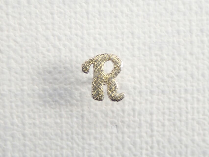 d-NH  -colore-  ピンバッチ・タイタック ｢R｣  #7811R [ SV925 × K18金箔 ]