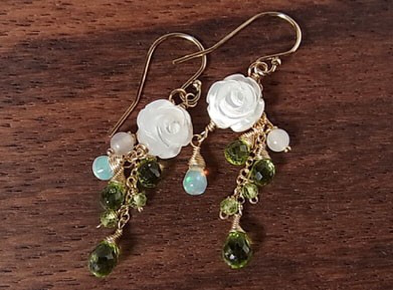 14kgf 白蝶貝薔薇のピアス