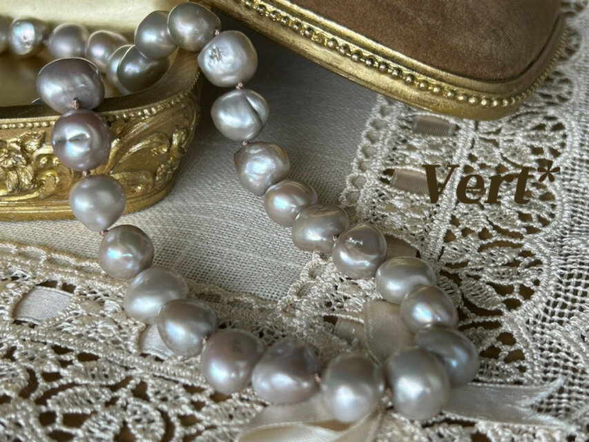 《受注品》アイボリーベージュ大粒バロック淡水パールグリフィン（ベージュ）ショートネックレス