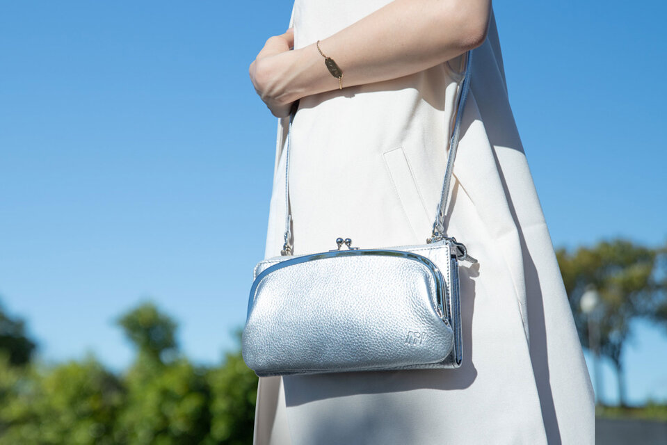 お財布ショルダー　シルバー　がま口　スマホ財布　姫路レザーaw-17nns