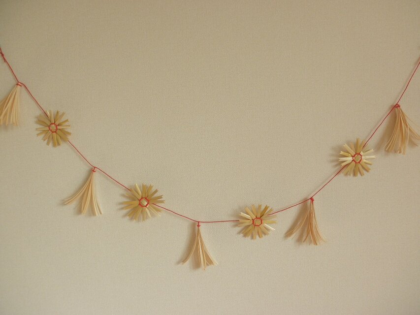 麦藁細工のガーランド　　マーガレットとタッセル