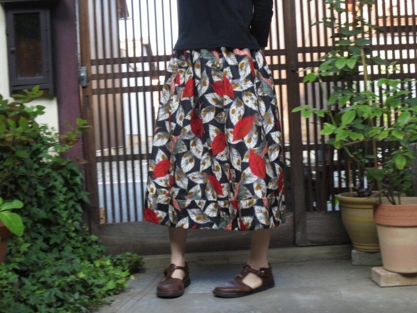 レトロモダン★銘仙リメイク★黒地にカラフルな枯葉♪76㎝丈