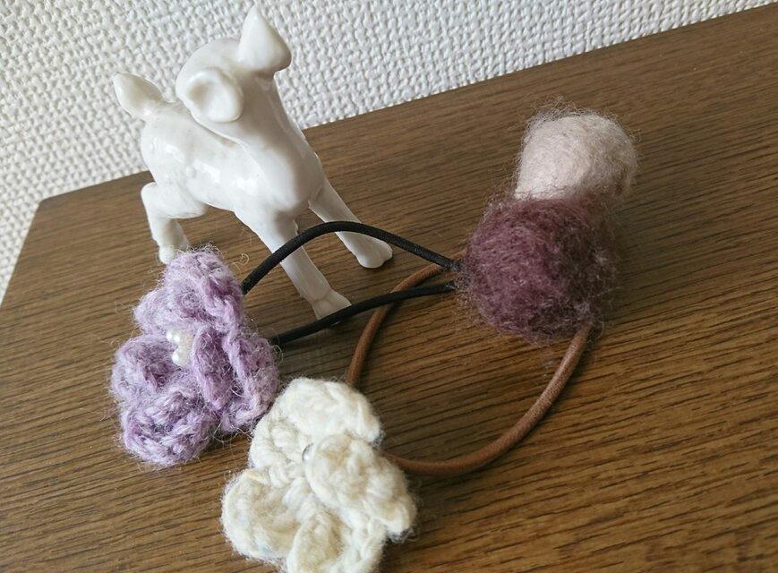 ふわふわお花のヘアゴム ベージュ