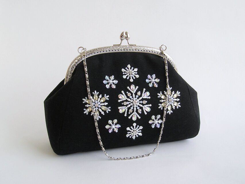 送料無料＊雪の結晶＊ビーズ刺繍のがま口バッグ（18i-1黒×シルバー口金）