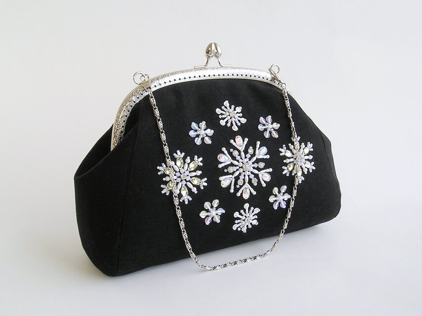 送料無料＊雪の結晶＊ビーズ刺繍のがま口バッグ（18i-1黒